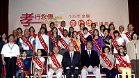 今年度全國孝行獎揭曉,連江縣由朱光秀獲此殊榮;其實他的事蹟知道的人並不多,在本報今年4月報導之後,馬上成為家喻戶曉的人物,並由村幹事曹爾富提報他參加今年度孝行獎徵選且順利獲獎,鄉親均感與有榮焉。(圖:縣府民政局提供)
