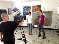 福州製作團隊拍攝音樂電視-馬祖《藍眼淚》MV,男女主角從一幅畫邂逅而緣起。(圖/本報馬祖故事館曹以鋒攝)