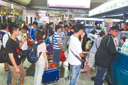 明年起澎湖機票票價將大幅調漲,勢必嚴重衝擊地方觀光。(陳可文攝)