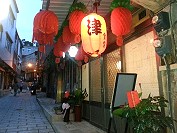 在鐵板街上的日式定食「津食堂」及清水街上「五木拉麵」日式拉麵、日式蓋飯店。(圖/宋志富)
