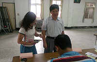 　國民黨昨天舉行102年黨主席暨第19次全國黨代表選舉，連江縣與各縣市同步舉行，縣長楊綏生夫婦也相偕前往投下神聖1票。（圖：國民黨連江縣黨部提供）