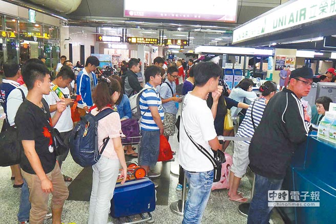 明年起澎湖機票票價將大幅調漲,勢必嚴重衝擊地方觀光。(陳可文攝)