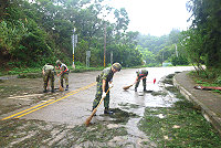 　蘇力颱風侵襲造成路樹倒塌，馬防部官兵協助復原工作。（圖／文：呂則賢）