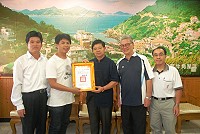 　縣府建設局課長江冠緯(左二)調台南市下營區公所技士，縣長楊綏生頒發榮譽縣民證，表彰他6年多以來為馬祖綠美化以及農林業務的貢獻。（圖／文：邱竟瑋）