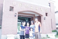愛好讀書的柯家全家人,在猶如「家裡的書房」的北竿圖書館前合影,右二為姐姐柯忻辰、左二為妹妹柯宜辰。(圖/文:蔡子岳)