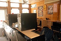 疑受裁軍衝擊,馬祖多間網咖張貼頂讓或廉售設備的公告,曾經帶給阿兵哥娛樂的電腦如今閒置蒙塵。(圖/文:邱竟瑋)