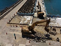 東引中柱橋兩端道路更新整修,行車空間縮減,警察所籲駕駛人小心慢行。(圖/文:陳其敏)