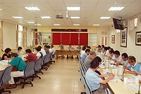 縣府昨日召開今年第二季「縣長政見」暨「重大工作」會報,檢討各單位執行情形,縣長楊綏生勉勵各單位要有克服險阻的精神,推動所屬工作。(圖/文:邱竟瑋)