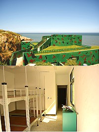 　文化局舉辦「馬祖戰地空間認知體驗與遺產守護工作坊」，並前所未有的將夜宿64據點，及利用砲陣地射口上課，從絕佳的馬祖歷史教育基地中，重新找到馬祖戰地記憶與空間的連結，即日起報名至8月7日。（圖：好多樣文化工作室提供）