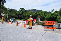 環山路因管線工程已於昨天封閉施工,該路是從山線通往縣府宿舍的必經道路,昨天突然封路施工,讓住宿者一時不知怎麼回家?不少人只能冒險逆向,此問題有待解決。(圖/文:曹重偉)