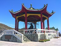 東引中柱島感恩亭國徽「光芒」遭颱風吹落,馬管處東引遊客中心展開修護。(圖/文:陳其敏)