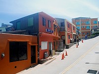 　東引南澳舊房子利用塗料彩繪後，有了嶄新的面貌。（圖／文：陳其敏）