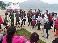 　西引島「三山據點」駐軍提供導覽解說服務，讓遊客覺得很特別的體驗。（圖／文：陳其敏）