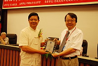 縣府新聘劉代洋教授等八位旅遊類縣政顧問,昨天縣長楊綏生親自頒發聘書,並感謝各界對於縣府團隊的協助,給予馬祖未來發展寶貴建議。(圖/文:劉秋月)