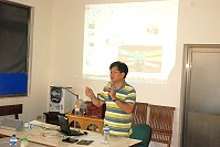 連江縣社區營造中心3日起舉辦「102年社區影像培力營」課程,首日由雲林科技大學文資系教師柯鴻基主講基礎攝影與紀錄片企劃。(圖/文:邱竟瑋)