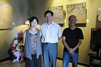 馬祖藝術家再次走出馬祖！畫家李若梅昨天於淡水滿足藝術中心推出「聽見海的聲音個展」；縣長楊綏生特別前往參加，致詞時向現場來賓介紹曹楷智、李若梅這對馬祖藝文賢伉儷，也肯定李若梅畫功不同凡響，風格獨具。（圖：曹瑞芳提供）