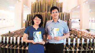 李小石「小風殘月•石時在心」紀念特展開展,女兒李玲(左)製作記錄父親一生的10分鐘影片,兒子李堯(左)以吉他自彈自唱創作的「聞君遠遊」,表達對父親的思念。 記者梁雅雯/攝影
