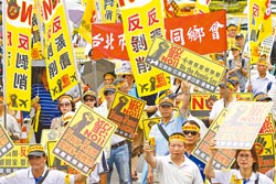 金馬澎鄉親抗議國內航空票價調漲,3日在立法院群賢樓外聚集抗議,演出行動劇諷刺離島交通困難。(陳振堂攝)