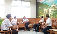 　公共電視總經理曠湘霞昨日抵馬拜會縣長楊綏生，並視察馬祖轉播站，今日上午將前往東引，瞭解微波站運作概況。（圖：實習記者陳品璇）
