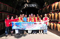 澳門媽祖基金會特別組團赴台推介當地媽祖文化旅遊節系列活動,也順道參訪馬祖知名景點,結束拜會行程後特別前往團員聞名已久的八八坑道合影留念。(圖/文:曹重偉)