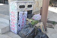　芹壁公共空間大白天也見大袋垃圾隨意棄置，影響村容景觀。（圖／文：陳鵬雄）