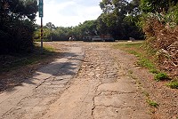 　南竿復興村經12據點通往福澳的道路破損已久，機車通行險象環生，村民反映希望修復。縣府工務局表示，評估於明年納入生活圈道路改善計畫。（圖／文：邱竟瑋）