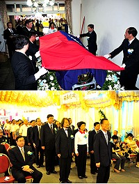 前國策顧問、前連江縣議會議長陳振清先生辭世,昨天上午於中隴家宅舉行公祭,包括中央及地方首長與各界人士均專程前往哀悼致意;昨天除了現場由總統府代表頒發褒揚令外,並獲以黨旗、國旗覆棺等殊榮;家屬們也在公祭結束之後,以深深的一鞠躬感謝社會各界的關懷與勉勵。(圖/文:曹重偉)
