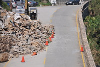 　芹壁坍方路段開放單向通車，但可用路面寬度不到一半。（圖／文：陳鵬雄） 