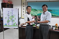 　北竿鄉公所榮獲101年機關執行資源回收績優單位，環保署副署長張子敬頒獎表揚。（圖／文：陳鵬雄）