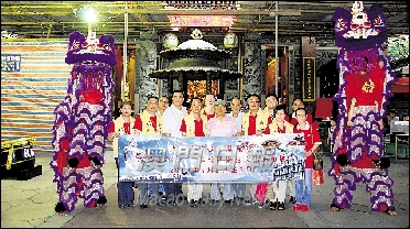 推介團一行於景福宮合照 (見習記者梁碧琪台北數碼傳真)