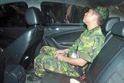 軍檢抗告成功,高等軍事法院7日晚間7時重新開庭審理洪案,前542旅副旅長何江忠穿著軍服抵達軍高院。(陳麒全攝)
