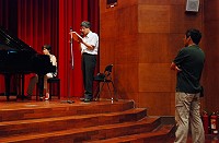 　「書法大師董陽孜書法雕塑展暨追魂音樂會」移師馬祖展演，作曲人林少英(左一)為馬祖詩作入樂，親自抵馬與謝昭華討論合作，昨天在民俗文物館已經展開初步的配樂創作嘗試，詩與音樂、文字、多媒體的匯集創作演出，也是馬祖頭一遭。（圖／文：劉秋月）