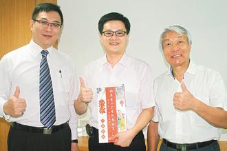 前立委曹原彰(右)將舉辦兩岸書法家春聯集慈善活動,獲內政部移民署公關科長徐健麟(中)認同,元大文教基金會執行長楊荊蓀(左)也有意促成。(聯合報記者王長鼎/攝影)