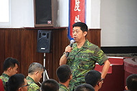 　陳指揮官以輕鬆談天方式關切新進弟兄身心狀況。（圖／文：呂則賢）