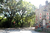 　聚英路往體育館道路轉彎處反光鏡毀損拆除，民眾反映有視線死角之慮，昨天交通局前往會勘，並已要求在一週內重新安裝。（圖／文：劉秋月）