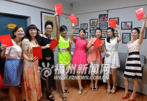 福州喜娘文化傳習學員拿到結業證書。(圖/福州日報記者葉義斌攝)