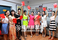 福州喜娘文化傳習,5名女大學生學員拿到結業證書。(圖:福州日報記者葉義斌攝)