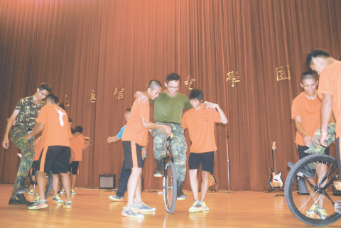 官兵們在觀賞團員們表演時和大家融入一起,開心體驗踩踏獨輪車的樂趣。