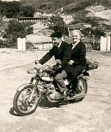 聖堂在南竿馬港落成後,美籍蘇修女(Sr. Stella Smith)以愛心和醫術看病,陳神父就成了蘇修女的腳,騎著摩特車帶著她全島看訪馬祖居民。(圖/周瓊華部落格)