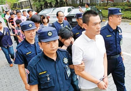 刑事局14日破獲「四海幫海山堂」持槍暴力恐嚇案,逮捕堂主湯士漢(中)等13名嫌犯。(圖/中國時報記者方濬哲攝)