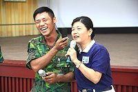 　陳秀琇師姊請現場官兵打電話向爸爸傳達愛意，場面溫馨感人。（圖／文：呂則賢）