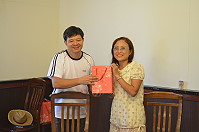 　馬拉松界「女王」王雅芬參與馬祖馬拉松試跑活動，縣長楊綏生致贈紀念酒表謝意。（圖／文：實習記者陳品璇）