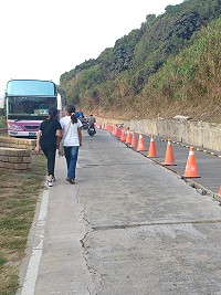 西引島道路施工,僅剩單線車道可通行。(圖/文:陳其敏)