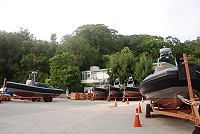 　輕度颱風潭美來襲，兩棲部隊提前將登陸艇搬運上岸避風，形成社區景觀。（圖／文：邱竟瑋）