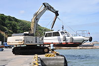 　颱風來臨北竿部份船隻由怪手吊上岸避風。（圖／文：陳鵬雄） 