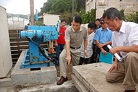 介壽村雨水管線的出海口低於海平面,颱風來襲須嚴防海水倒灌,副縣長陳敬忠昨代表縣長視察該村澳口動力排水系統,初步檢測運作正常。(圖/文:邱竟瑋)