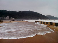 颱風「回南」塘后道掀巨浪,路面被海沙佔據影響交通。(圖/文:陳鵬雄)
