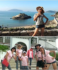 個性開朗的馬祖子弟林姿佑錄取全世界最難進入的紐約大學阿布達比分校,8月初在母親陪同下回馬祖玩。(圖:陳倩如提供)
