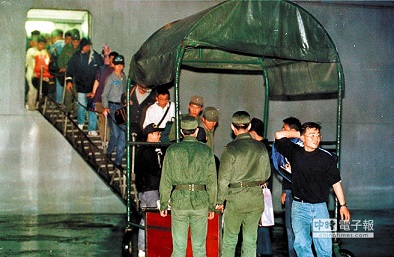 ▲1996年3月，馬祖東、西莒光島居民撤退來台，暫避中共軍事演習威脅。（中時報系資料照片）