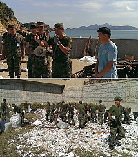 響應軍民一家,馬防部指揮官陳曉明昨天親率50名軍官以及國軍官兵前往南竿后澳水庫,清除因大潮與潭美颱風所帶來的垃圾,縣長楊綏生亦出席響應、贈水、致詞勉勵在場同仁。(圖:連江縣政府提供)